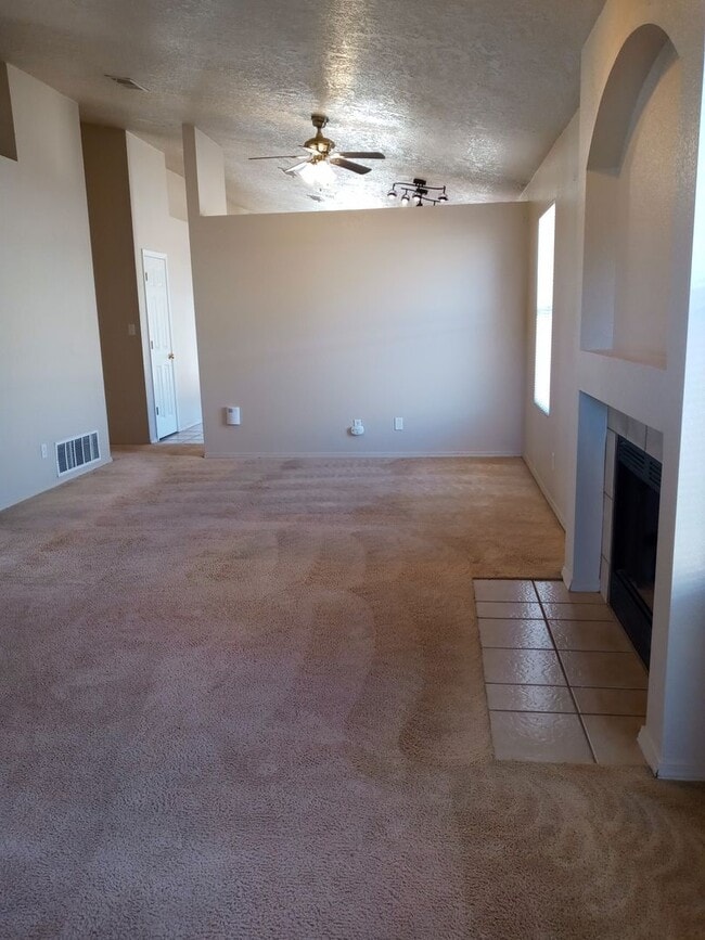 Building Photo - Affordable Ventana Cutie!!