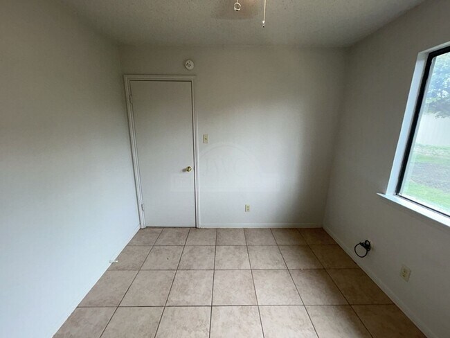 Building Photo - 2503 Hemlock Dr