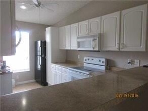 Building Photo - 330 Lakewood Cir E