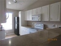 Building Photo - 330 Lakewood Cir E