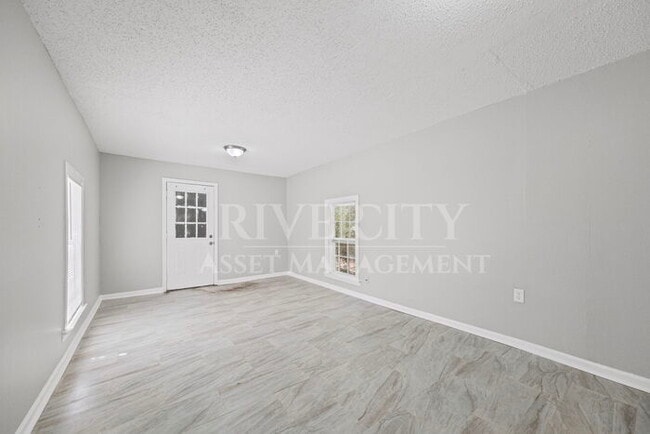 Building Photo - HUGE 4 BED 2 BATH PROPERTY!!!!!! SECTION 8...