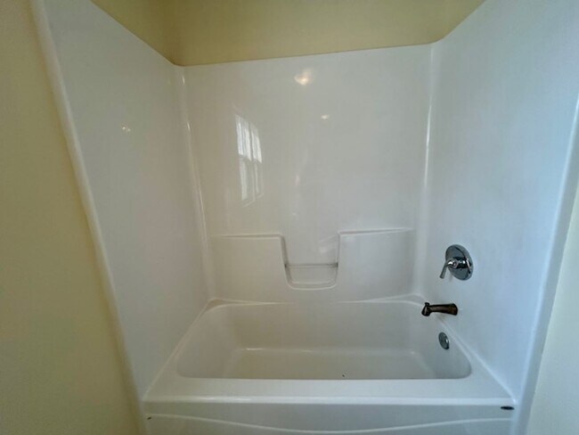 Building Photo - Beautiful 4 bedroom 2.5 bath 2 story home ...