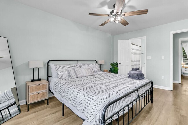 Building Photo - Fully Renovated 2 Bedroom Townhome in a Co...