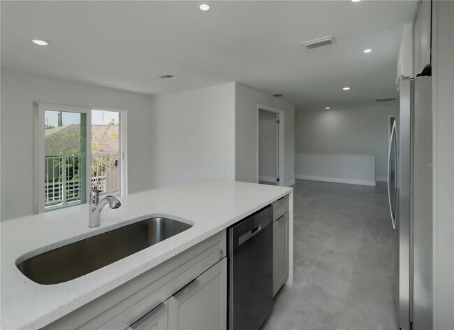 Building Photo - 310 Hibiscus St