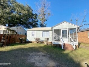 Building Photo - Home Centrally Located in Marianna, FL