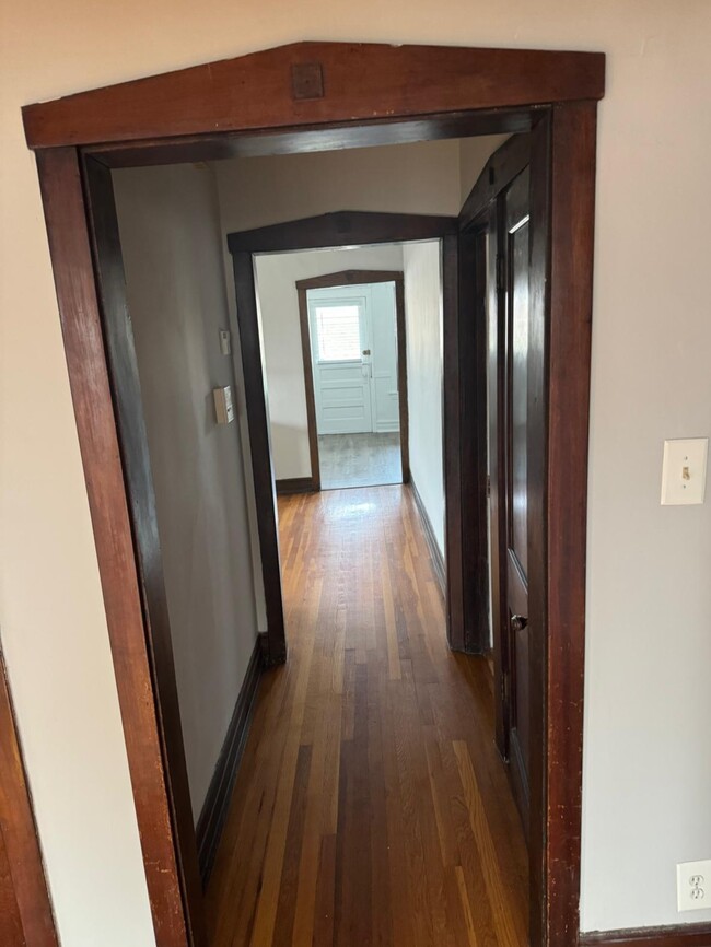 Building Photo - 806 Carpenter Ave