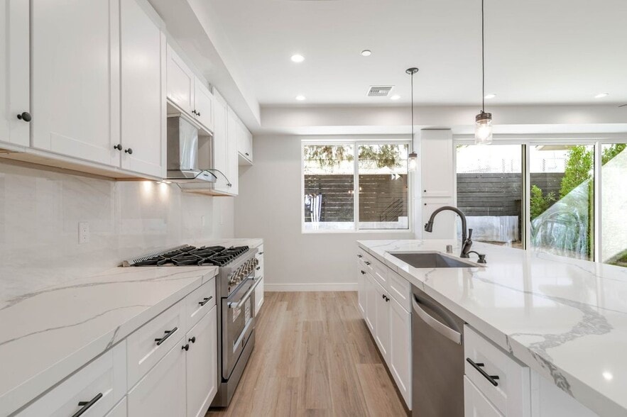 Building Photo - 10754 Nassau Ave