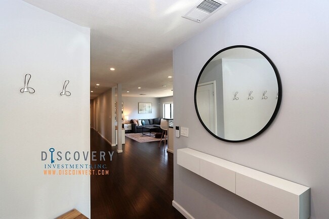 Building Photo - Centrally Located Mid-Century Contemporary Home