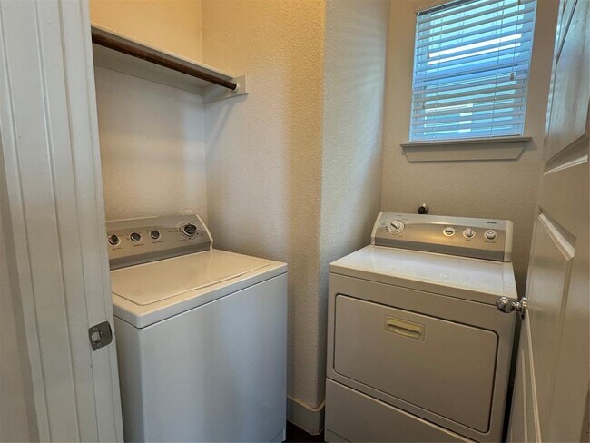 Building Photo - 1413 Casa Dr