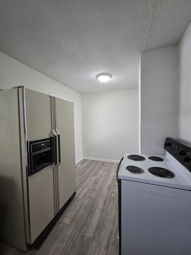 Building Photo - 1102 Dellrose