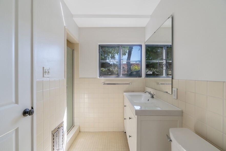 Building Photo - 5146 Village Grn