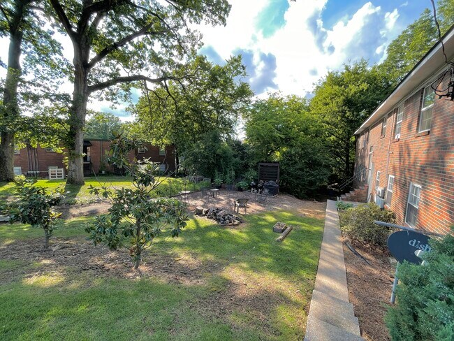 Shared backyard - 1900 Courtney Dr