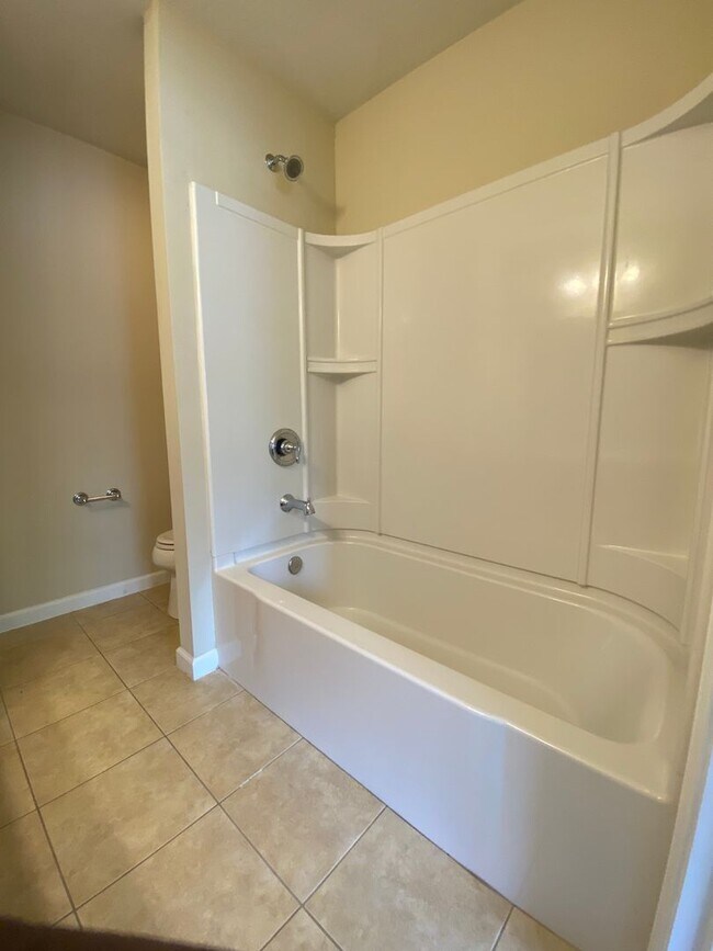 Building Photo - Beautiful 2/2.5 in Desirable Arrowood Community