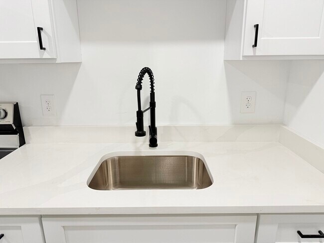 Building Photo - 23 Bellevue St