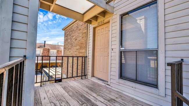 Building Photo - 10102 Waterstone Dr