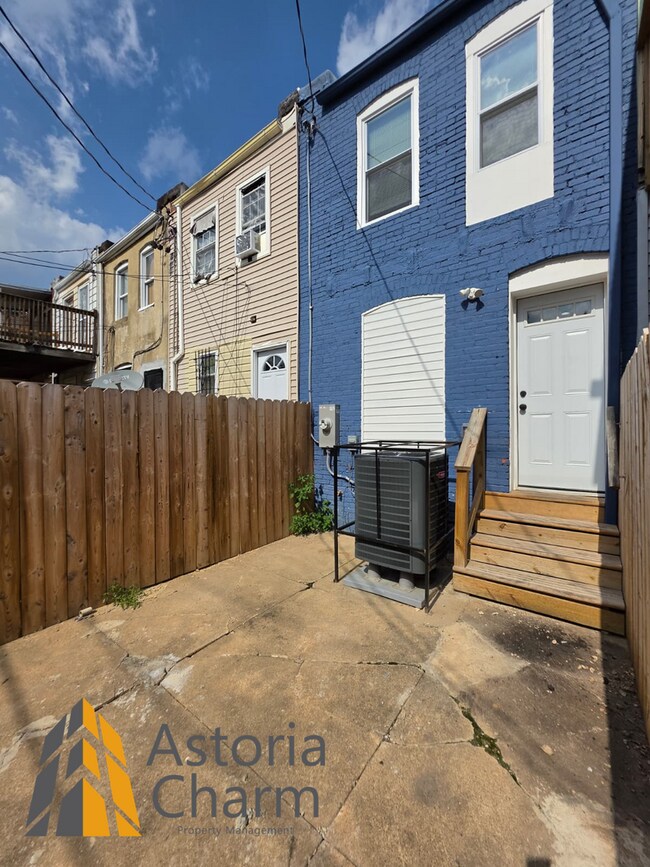 Building Photo - Renovated 2 Bedroom + Den, 3 Bath Home with Ensuites, Finished Basement and Stainless Appliances
