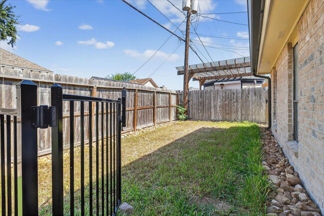 Building Photo - 5410 Fox Run Dr