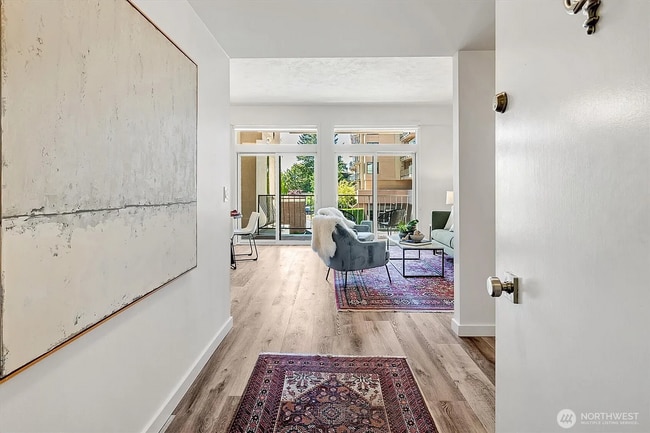 Building Photo - 2 Bed 1.5 Bath Condo Downtown Bellevue