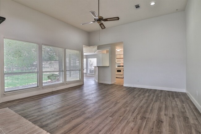 Building Photo - 10910 Scenic Dr