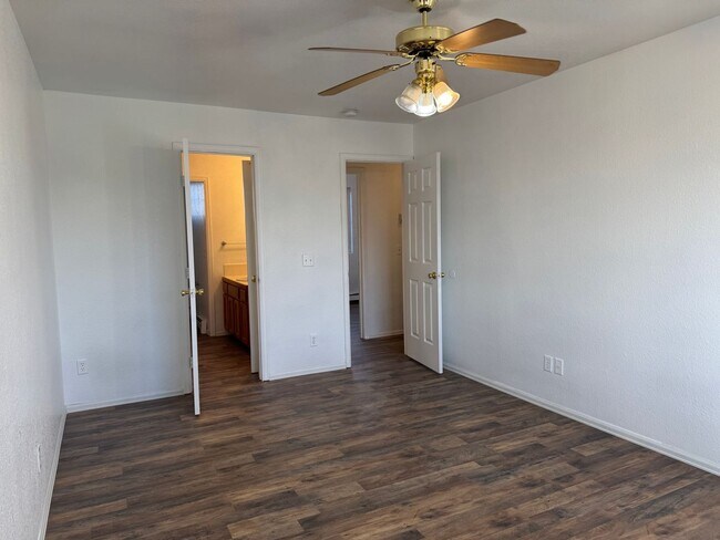 Building Photo - 481 1/2 Tracy Dr