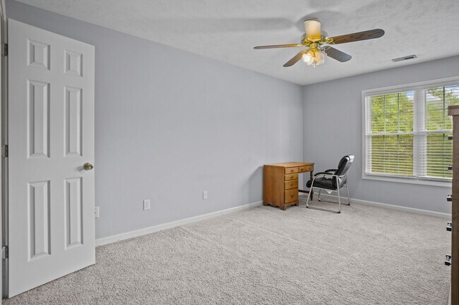 Building Photo - 3bed/2bath Located Right on Campbells Campus!