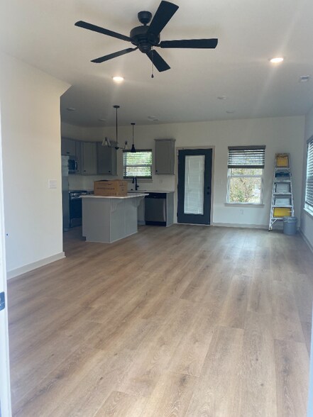 Building Photo - 311 W Broad St