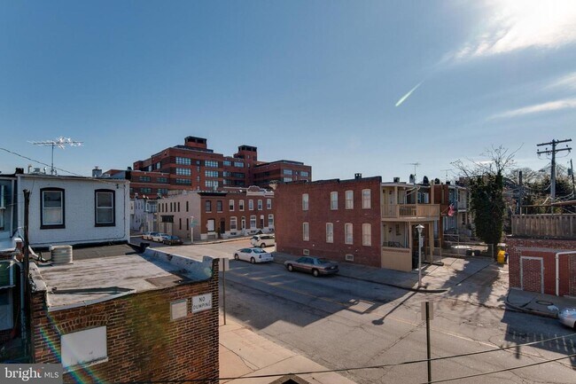 Building Photo - Charming 2 Bedroom/2.5 Bathroom Townhome in Patterson Neighborhood, MD!