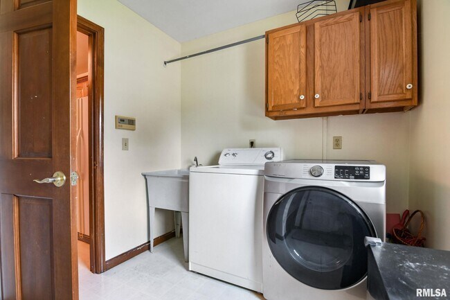 Building Photo - 2605 Montega Dr