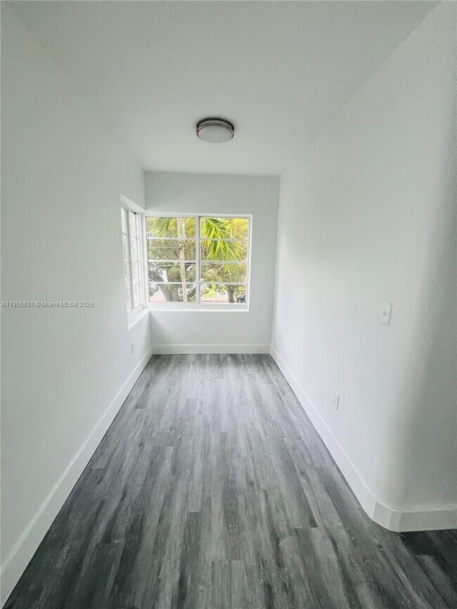 Building Photo - 950 Bay Dr