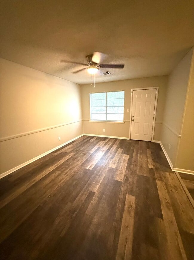 Building Photo - ** 3 Bed 2 Bath located off Virginia Loop ...