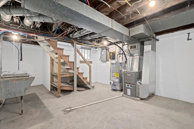 Building Photo - 3 Bedroom, 1 Bathroom Rental in Avalon