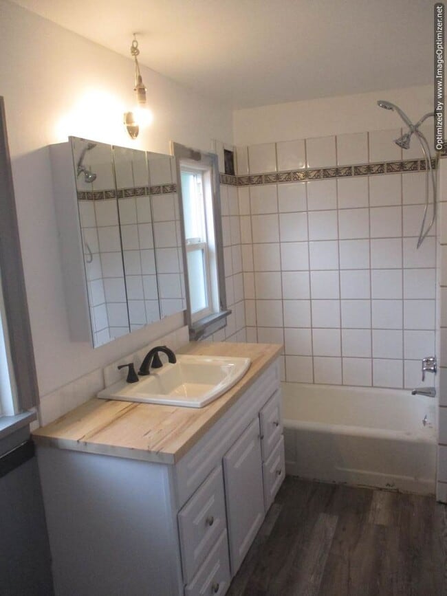 Building Photo - North Tacoma Home with Old World Charm