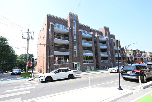 Building Photo - 2703 W Belmont Ave