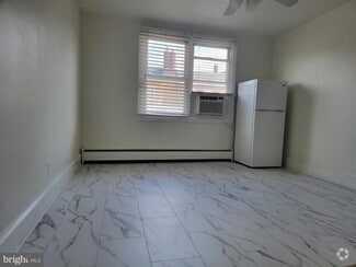 Building Photo - 226 Long Ln