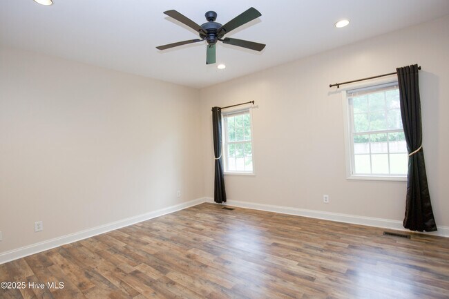Building Photo - 102 Willow Creek Ln