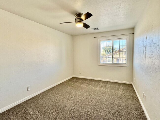 Building Photo - 12768 N Lantern Way