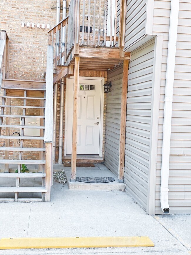 Building Photo - 6125 N Clark St