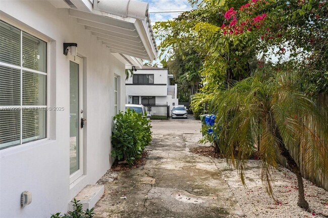 Building Photo - 515 NE 67th St