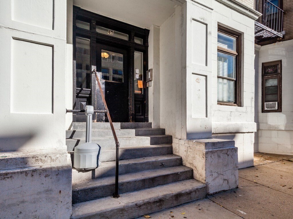 Building Photo - 65 Burbank St