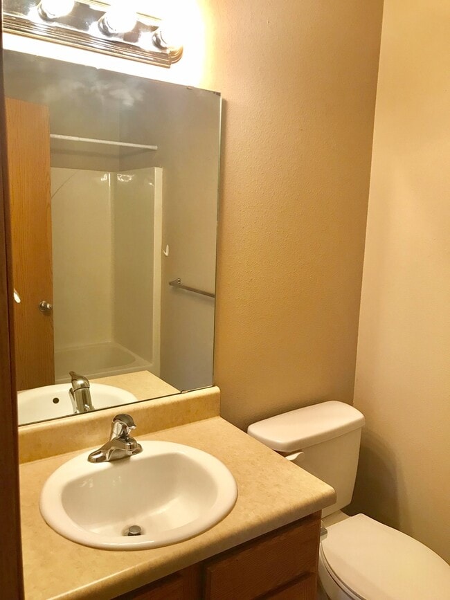 Building Photo - Wonderful Duplex in Clever MO - Available Now