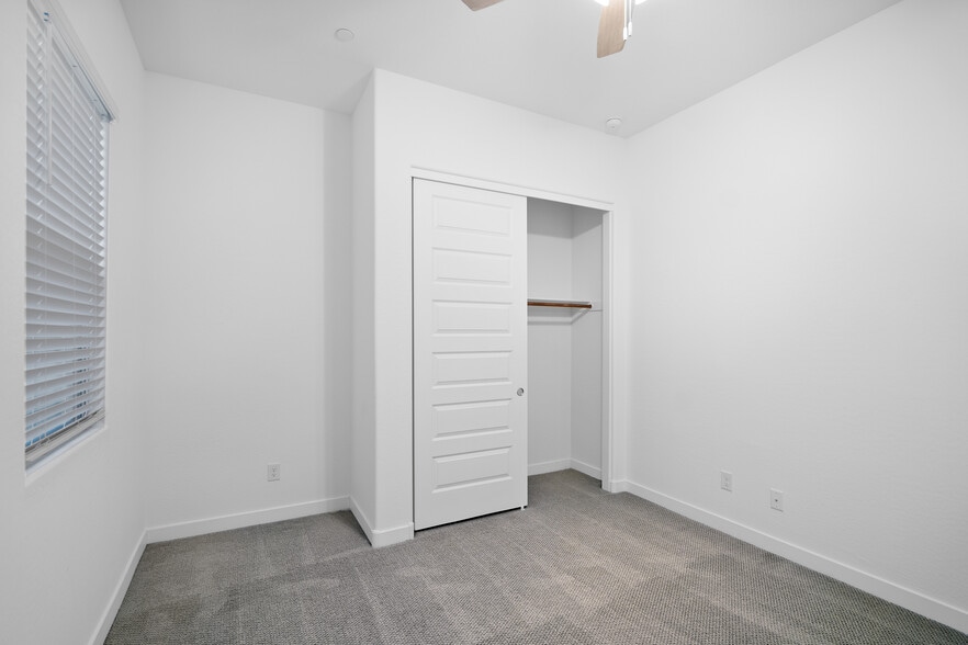 Building Photo - 9738 E Tiburon Ave