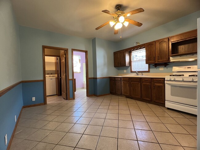Building Photo - DUBUQUE:  NICE Duplex, hardwood floors, Ce...