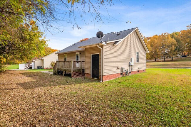 Building Photo - SW - Like New Home! Newer SS Appliances & Cabinets, Ceiling Fans, Blinds, Front Porch and Deck. M...