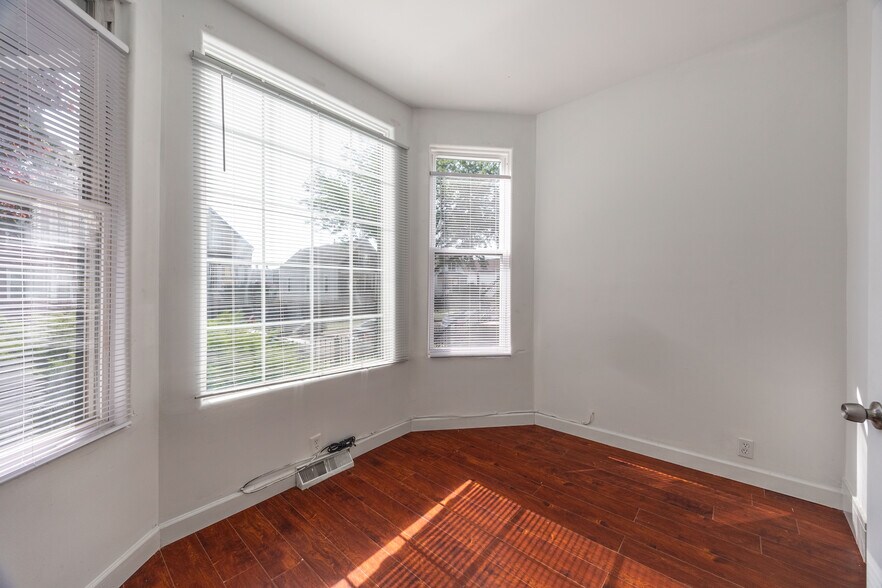 Building Photo - 2142 N Karlov Ave