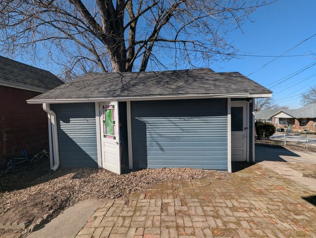 Building Photo - Beautiful 4 Bedroom/ 2 Bath/ 1 Car Garage