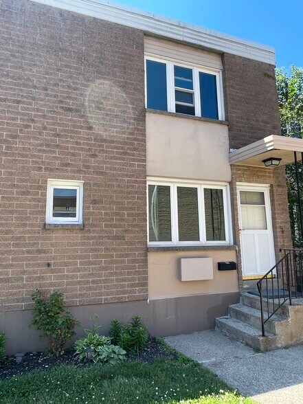 Men entrance one - 120 Wooster St