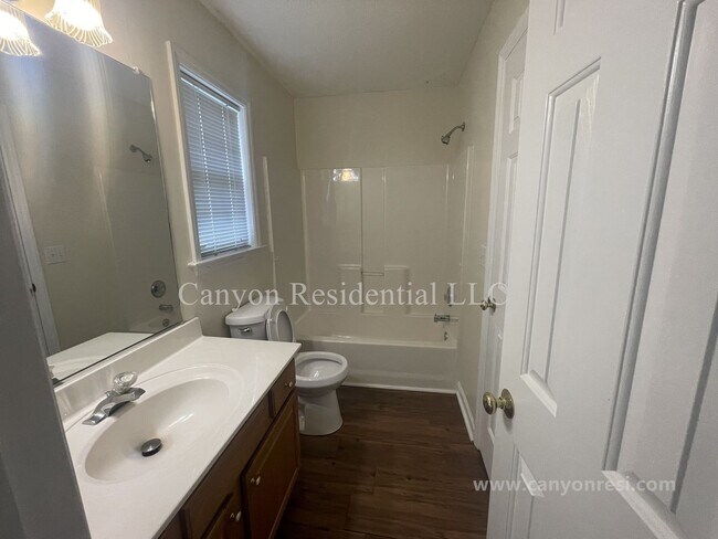 Building Photo - Beautiful 3b Room!Move in ready!