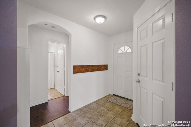 Building Photo - 9010 Hilltop Crossing Dr