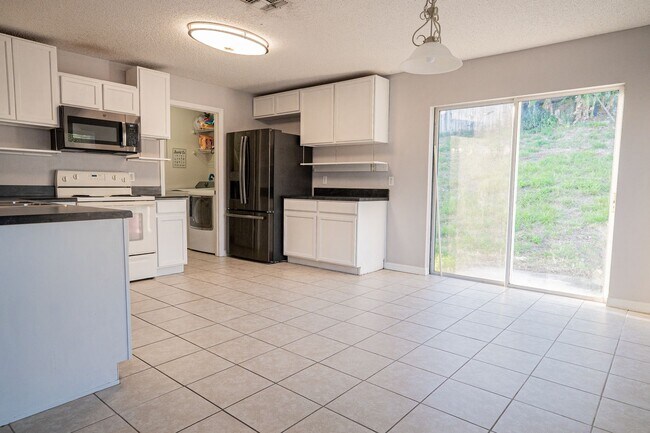 Building Photo - 3/2~Ridge Valley ~ Save with Solar!