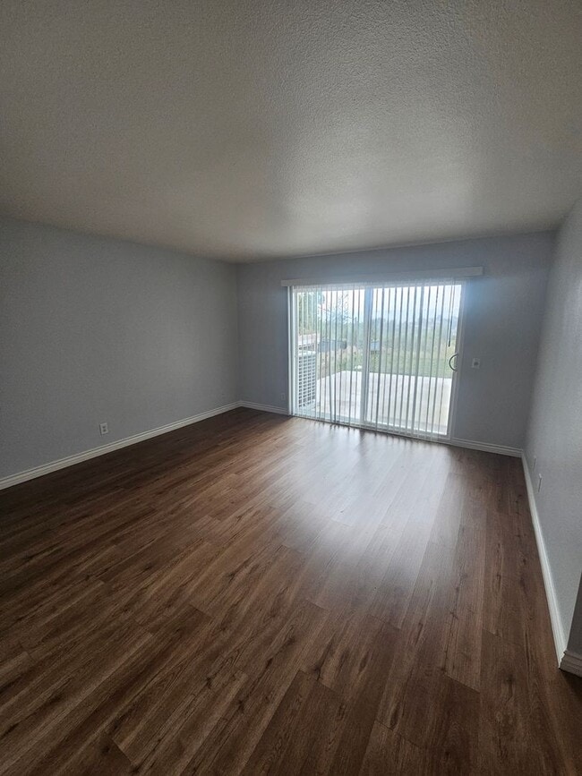 Building Photo - 4 bed 2 bath house